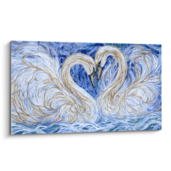 Cygnes enlacés en cœur, plumage blanc et doré sur fond bleu marine ondulant