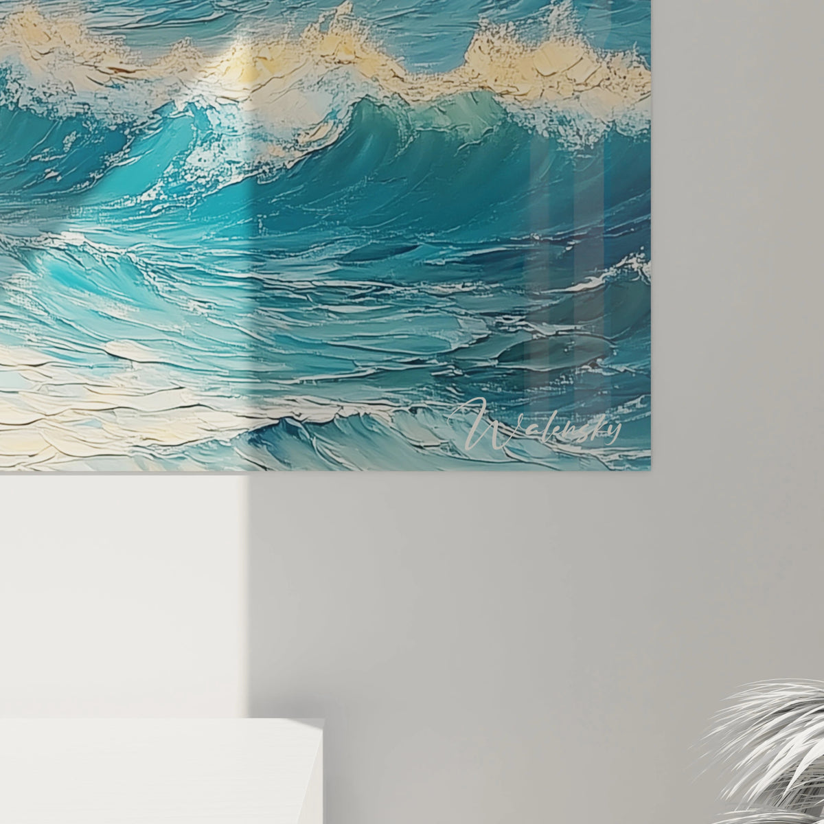 Un tableau mer agitée capturant la force des vagues se brisant contre une côte escarpée où un cyprès s'accroche obstinément, illuminé par les derniers rayons dorés du soleil, avec des détails méticuleux dans les éclaboussures d'écume blanche.
