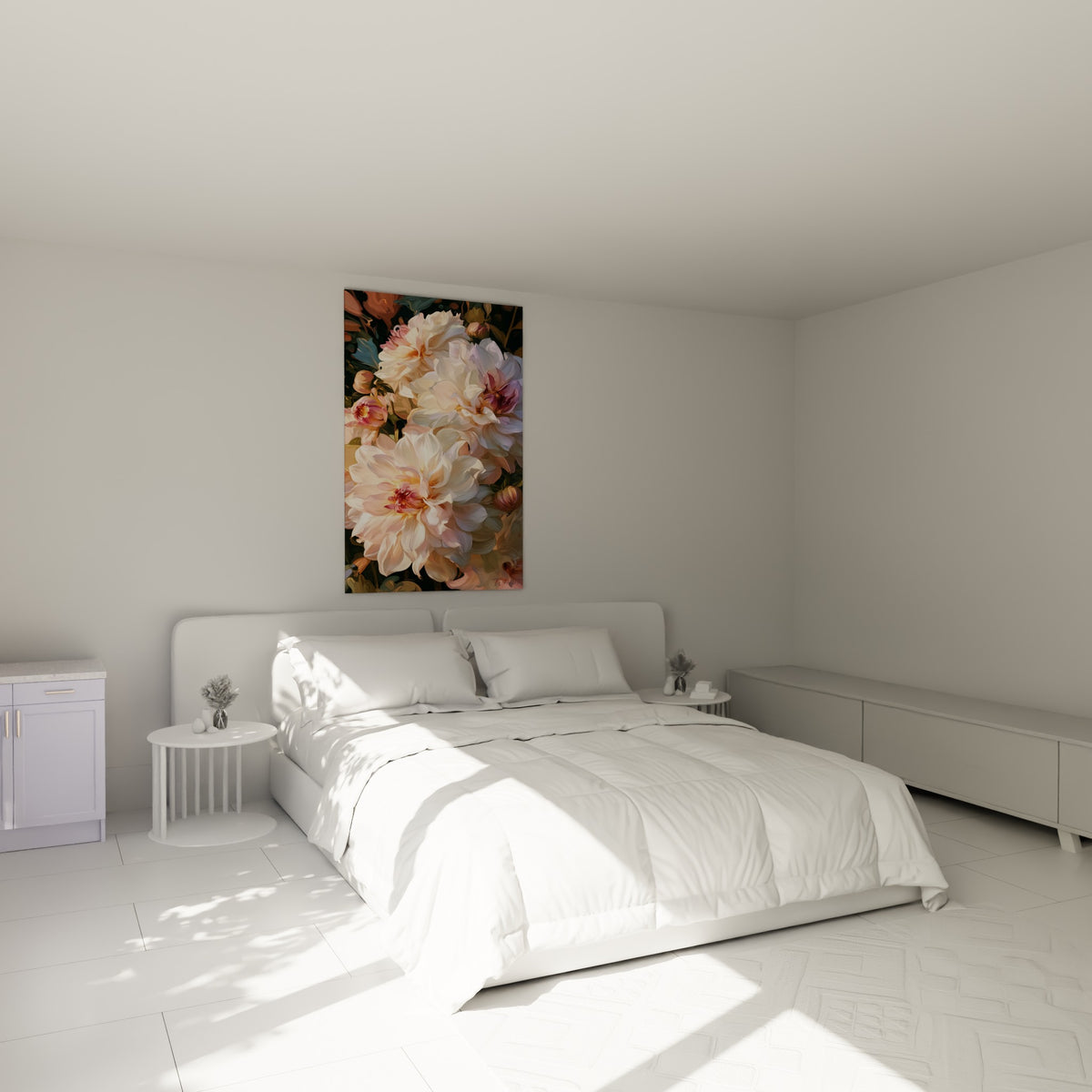 Bouquet de dahlias pastel et pêche, cœurs pourpres, au-dessus d'un lit dans une chambre claire