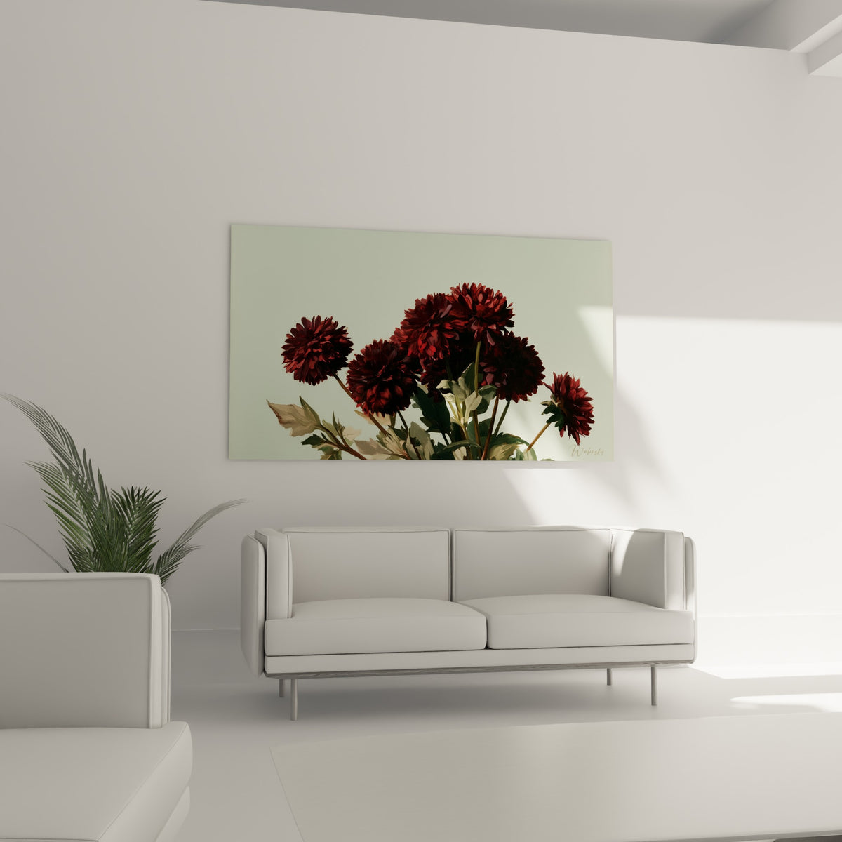 Fleurs de dahlia bordeaux et feuillage beige suspendues au-dessus d'un canapé dans un salon lumineux