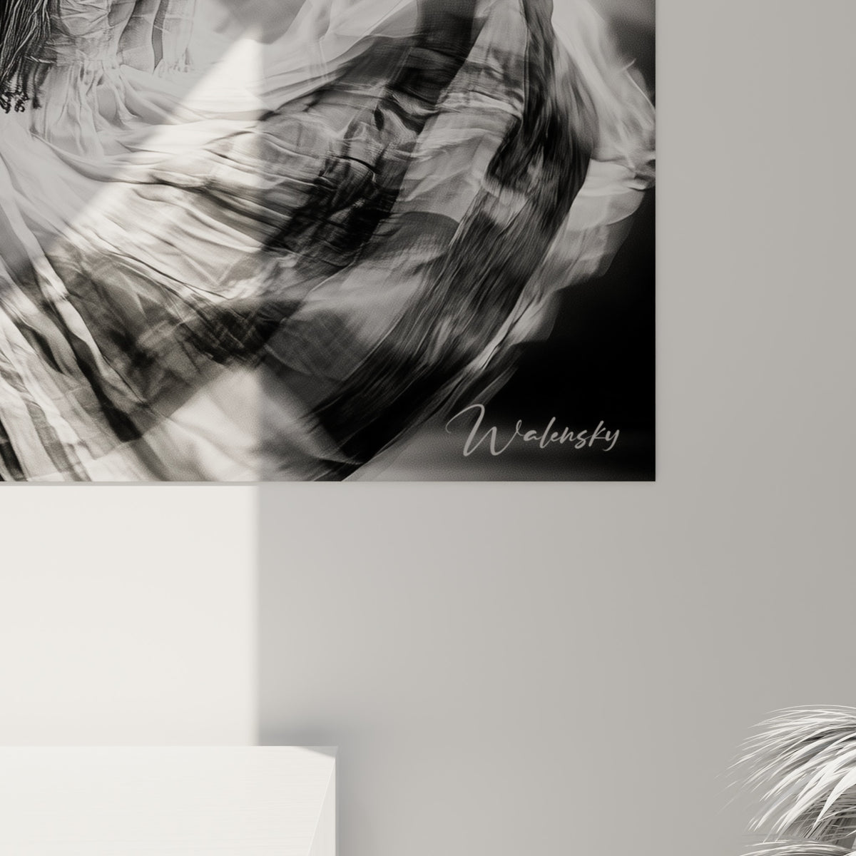 Grain photographique visible sur le tissu drapé, nuances de gris et reflets blancs de l'impression rapprochée
