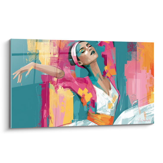 Danseuse abstraite renversant la tête, bandana rose et fond bleu canard éclatant