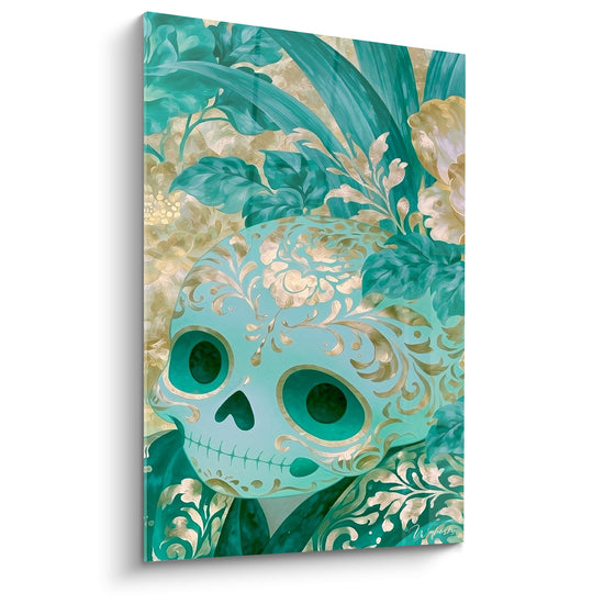 Crâne turquoise orné de motifs dorés floraux, entouré de feuillages verts profonds sur fond doré