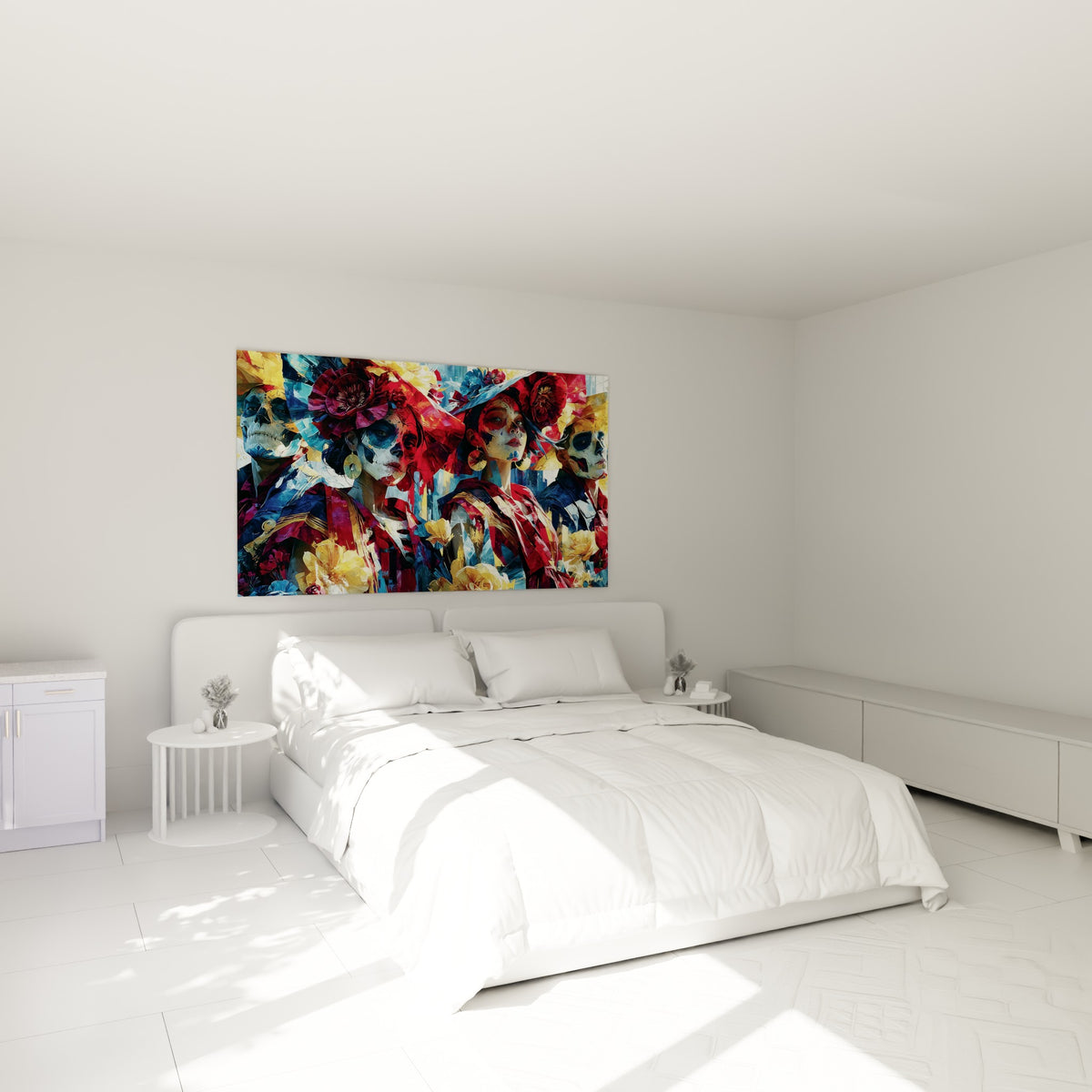 Portraits Dia de los Muertos rouge écarlate et bleu marine parés de fleurs, au-dessus d'un lit dans une chambre claire