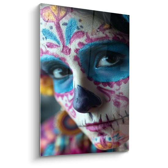 Visage Dia de los Muertos peint en bleu turquoise et rose, regard sombre et intense, gros plan