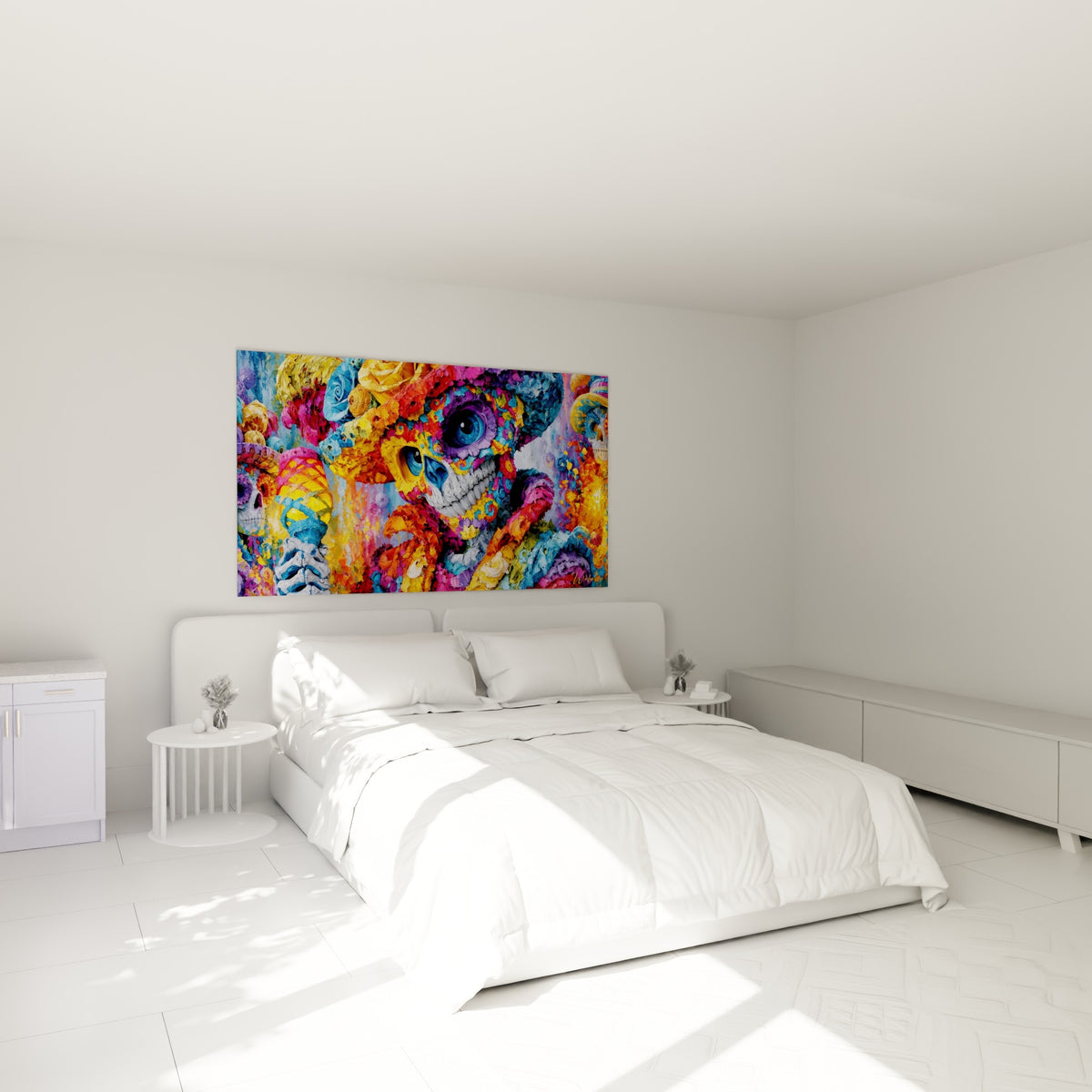 Visage orné de fleurs colorées Dia de los Muertos en bleu et doré, au-dessus d'un lit dans une chambre claire