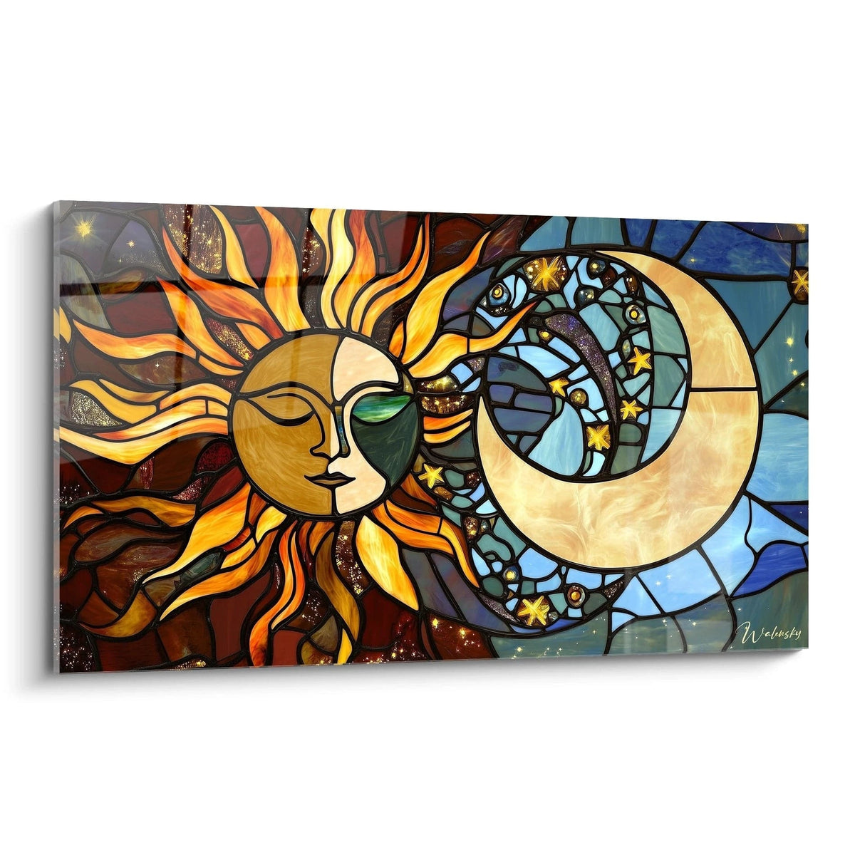 Un tableau vitraux représentant le soleil et la lune en symbiose, avec un visage doré du soleil aux rayons ondulants orangés, et un croissant de lune en tons crèmes, séparés par des lignes noires sur fond bleu parsemé d'étoiles dorées.
