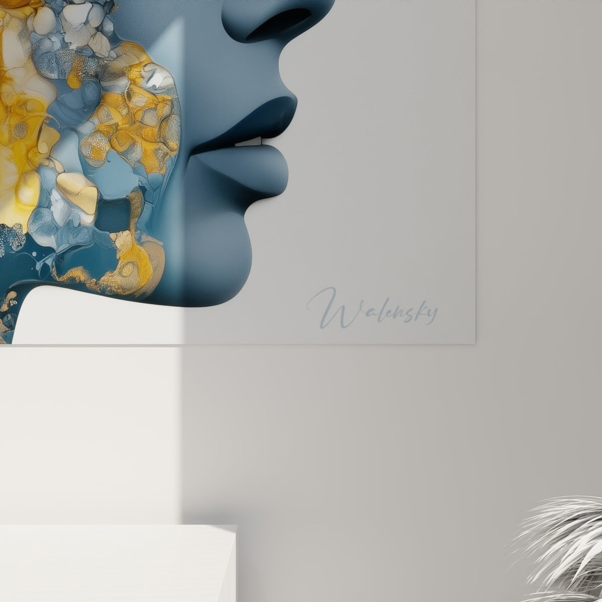 Détail de la coiffe pharaonique montrant les marbrures dorées et bleu marine, effet lamelles en relief sculpté