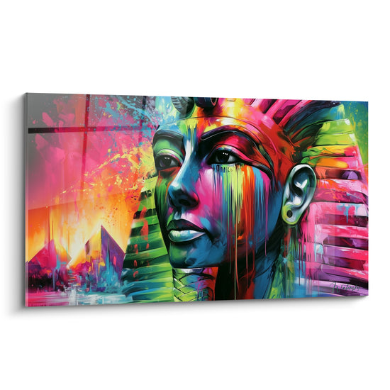 Pharaon égyptien au visage ruisselant de rose fuchsia et vert émeraude, pyramides en fond incandescent