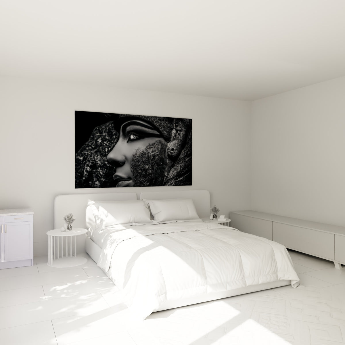 Visage égyptien anthracite et gris pierre accroché au-dessus d'un lit dans une chambre claire