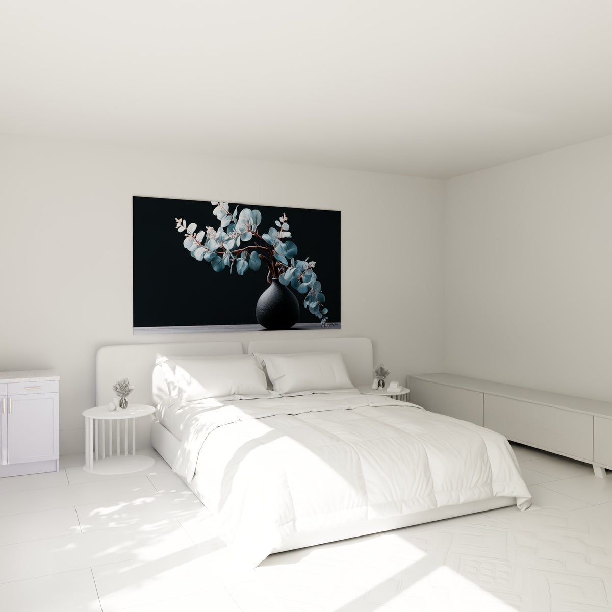 Branche d'eucalyptus bleutée et brun cuivré au-dessus d'un lit dans une chambre claire