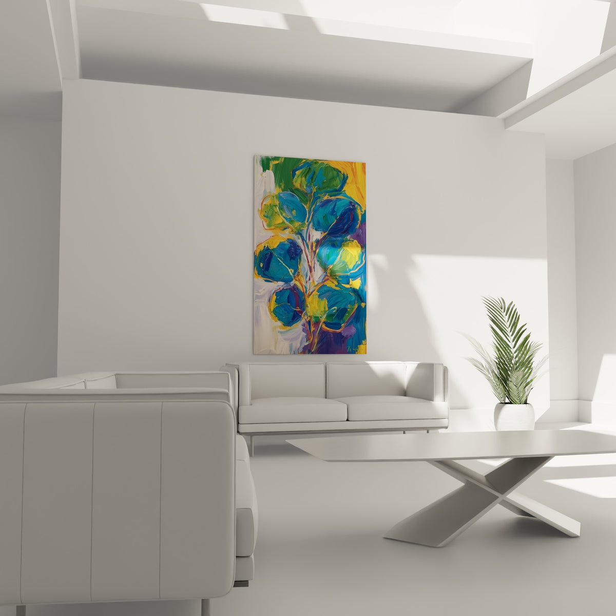 Composition Eucalyptus bleu profond et ocre suspendue au-dessus d'un canapé dans un salon lumineux
