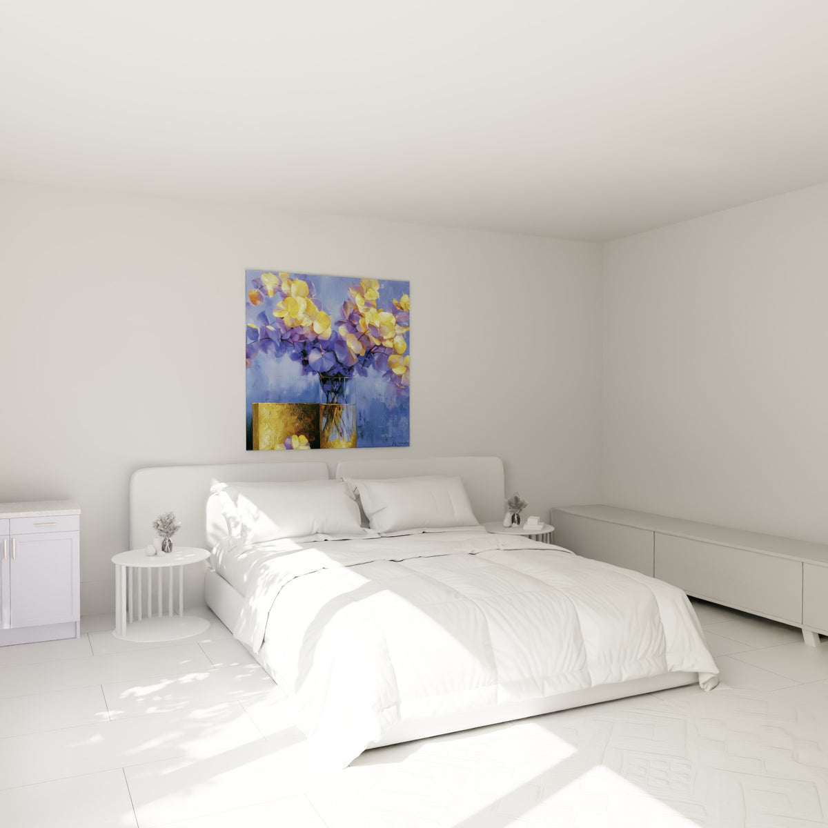 Feuillage eucalyptus doré et bleu profond peint en larges touches, au-dessus d'un lit dans une chambre claire