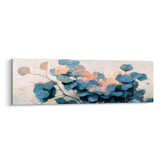 Feuilles bleu ardoise et corail texturées composent ce tableau Eucalyptus sur fond crème craquelé