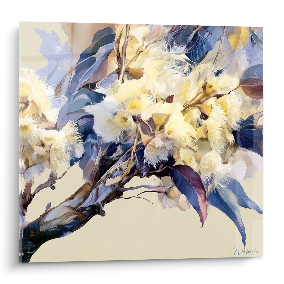 Eucalyptus fleuri ivoire aux feuilles bleu poudré, branche peinte en diagonale sur fond beige clair