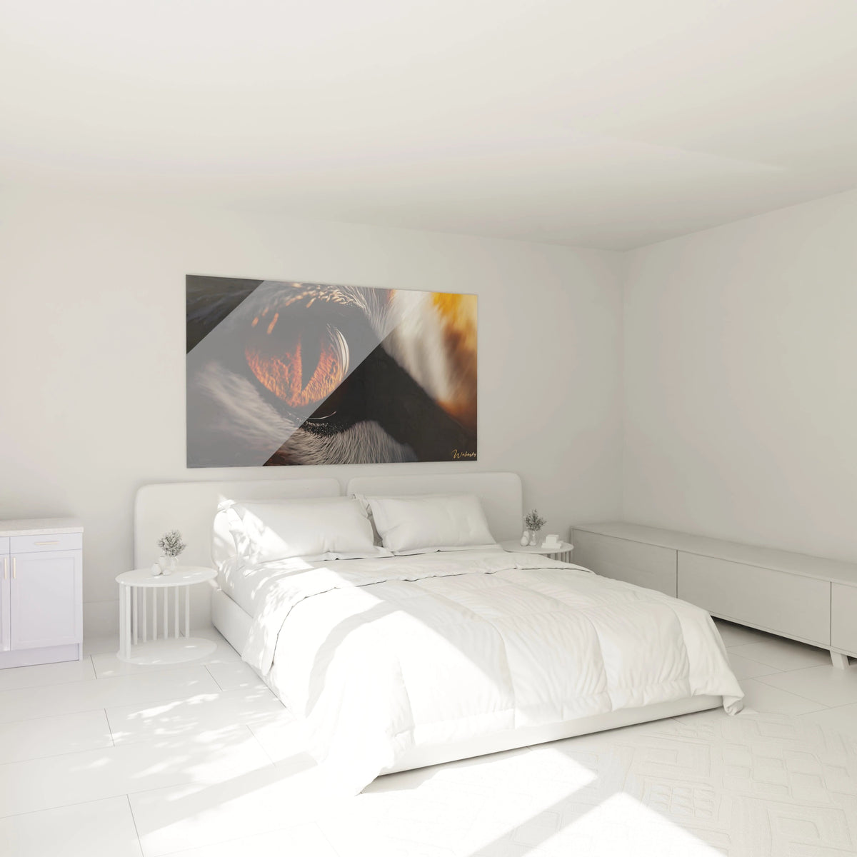 Tableau œil d'animal Walensky accroché au-dessus d'un lit blanc moderne pour décoration intérieure