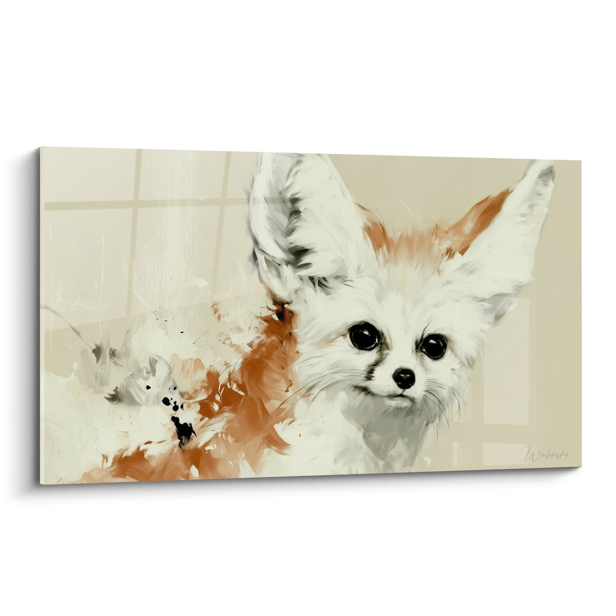 Fennec au pelage blanc et oreilles rousses, regard noir intense sur fond beige sablonneux