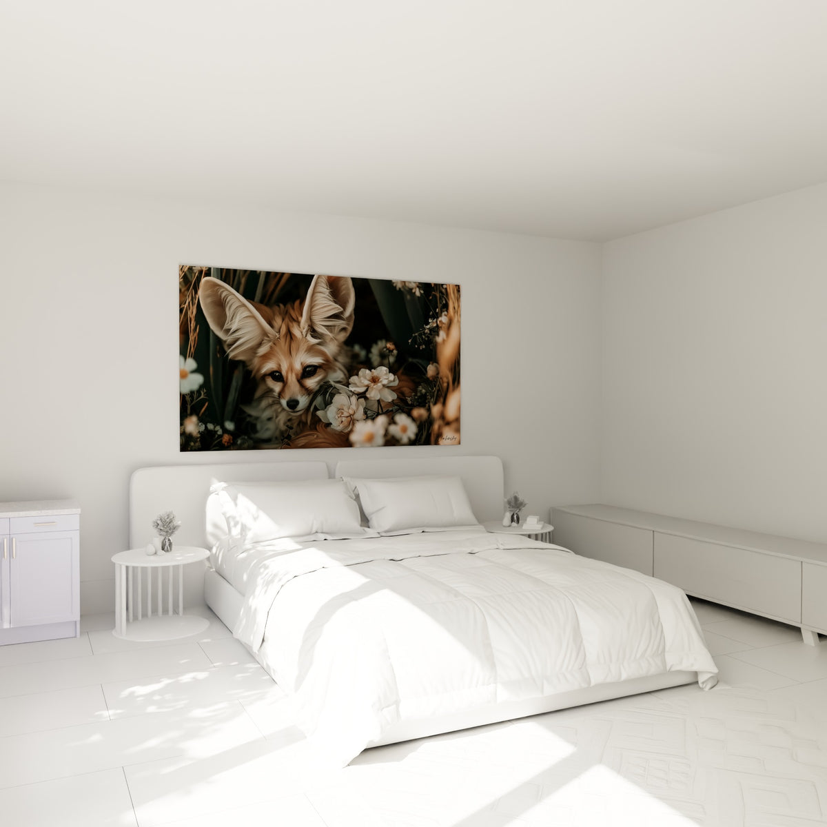 Museau clair et oreilles dressées du fennec fauve, œuvre florale placée au-dessus d'un lit dans une chambre claire