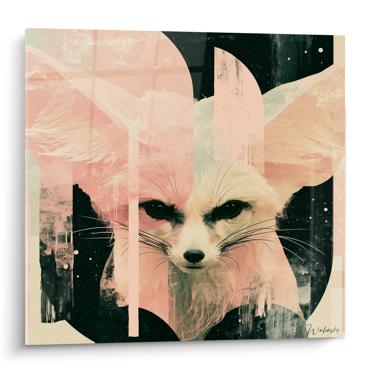 Fennec au regard noir intense, oreilles roses et fond nocturne fragmenté aux touches crème