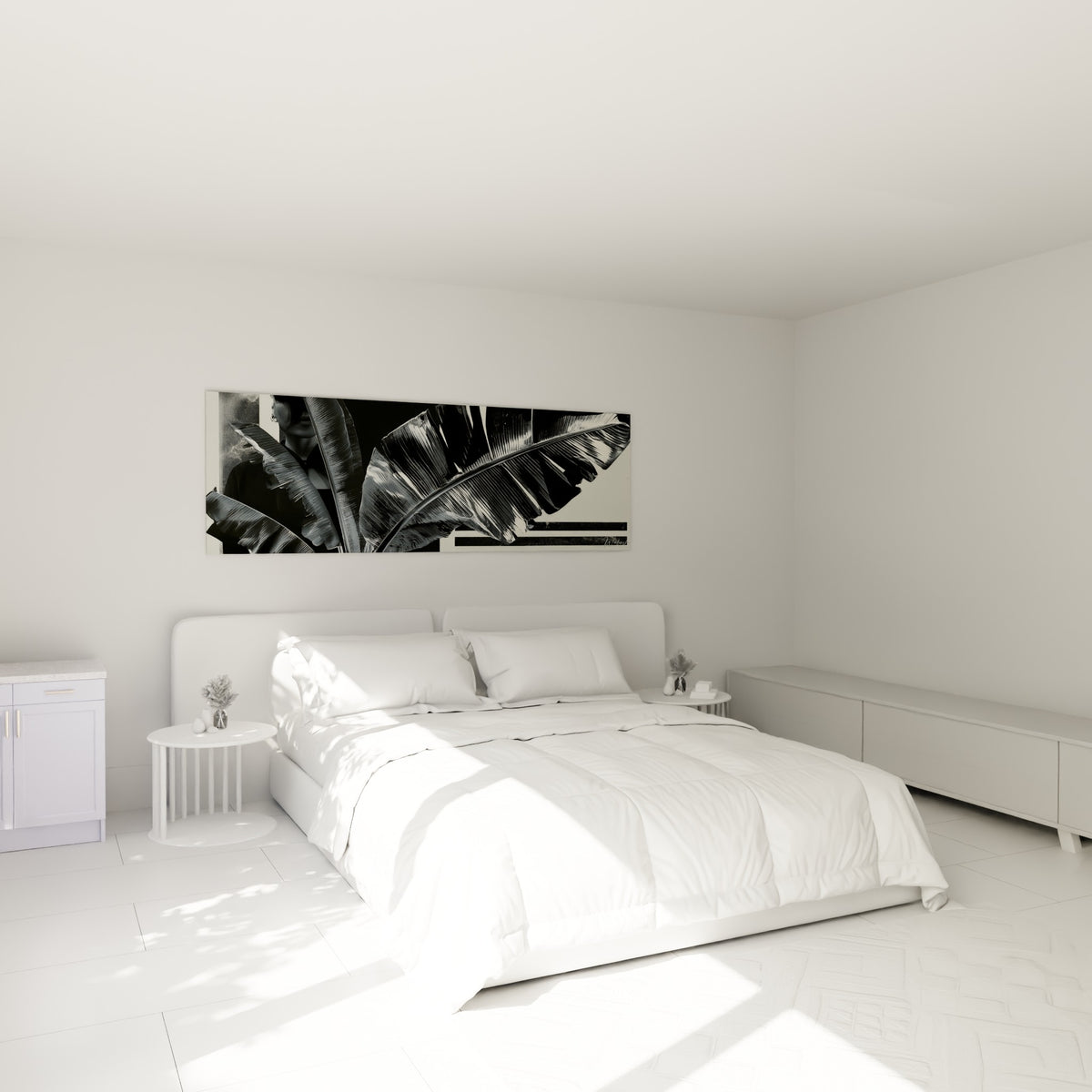Silhouette voilée entre feuilles anthracite et argentées, tableau accroché au-dessus d'un lit dans une chambre claire