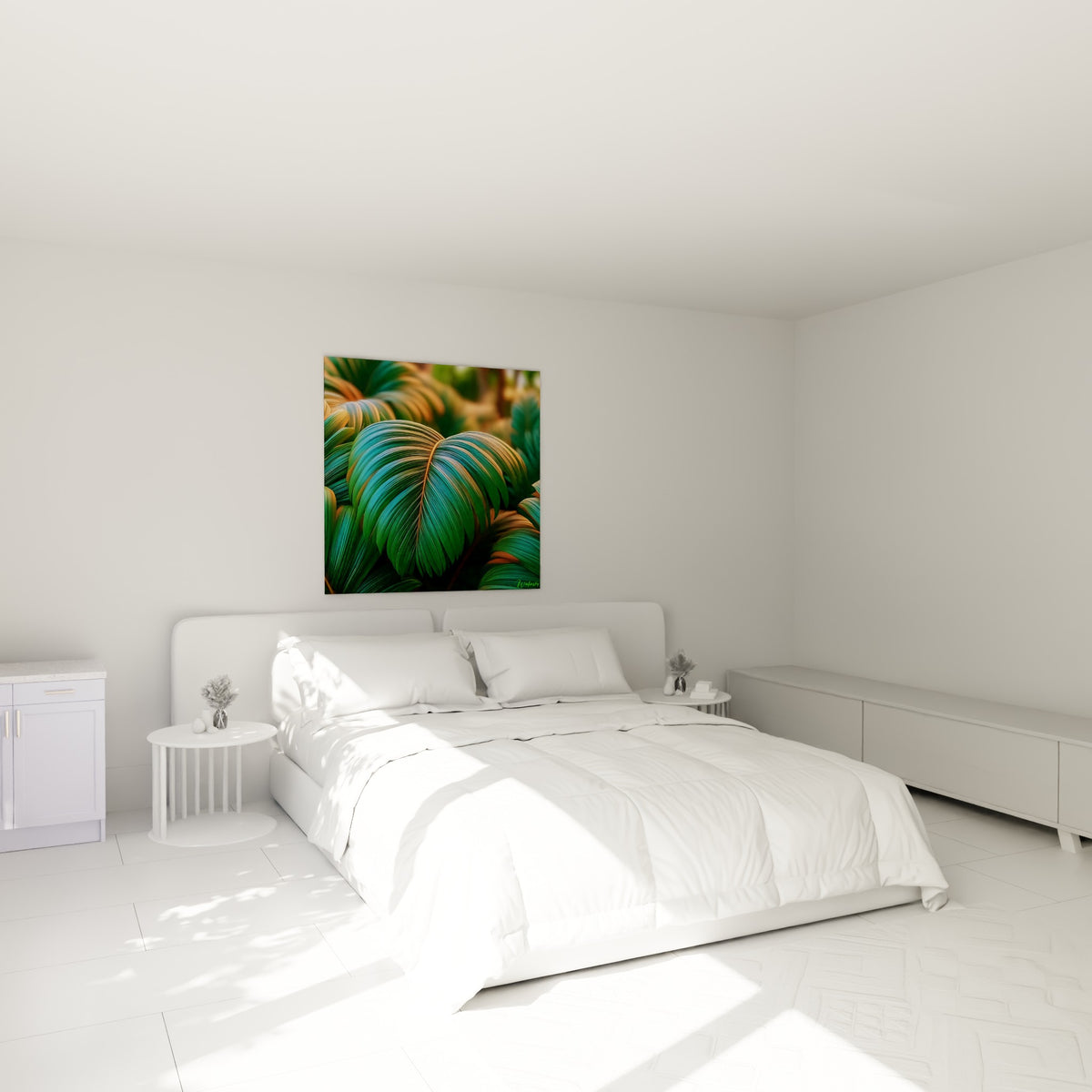 Feuillage tropical vert et doré au-dessus d'un lit dans une chambre claire, ambiance apaisante