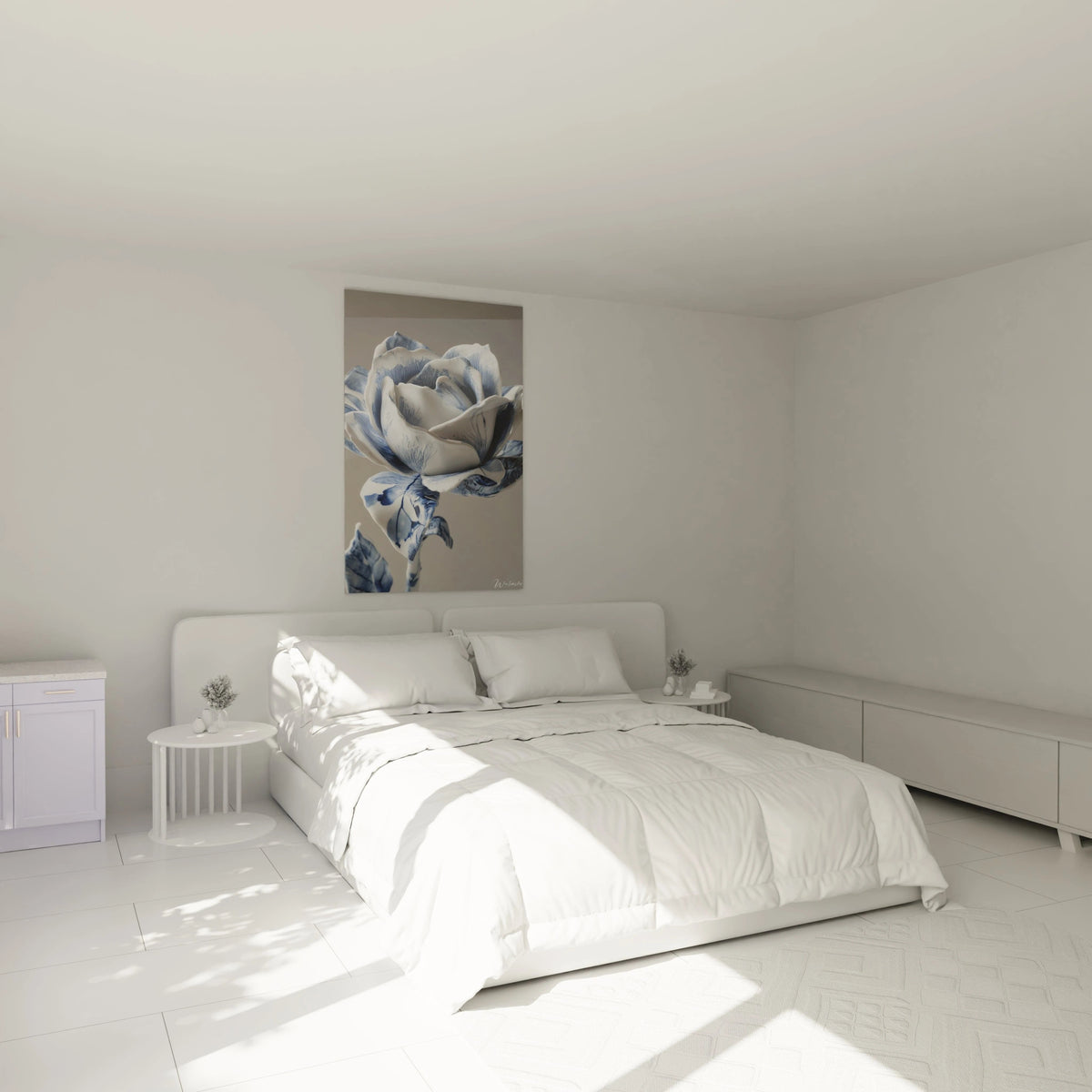 Tableau porcelaine d'une rose stylisée en blanc et bleu, montrant des pétales incurvés aux nervures détaillées. La surface lustrée capture la lumière, révélant les nuances subtiles entre le blanc éclatant et le bleu profond.
