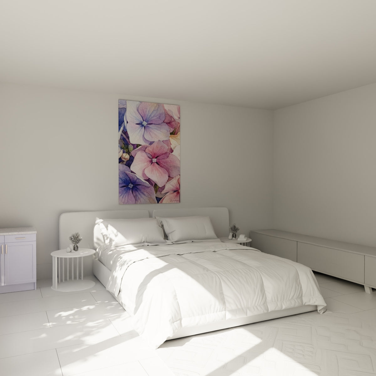 Bouquet d'hortensias rose et lavande au-dessus d'un lit dans une chambre claire