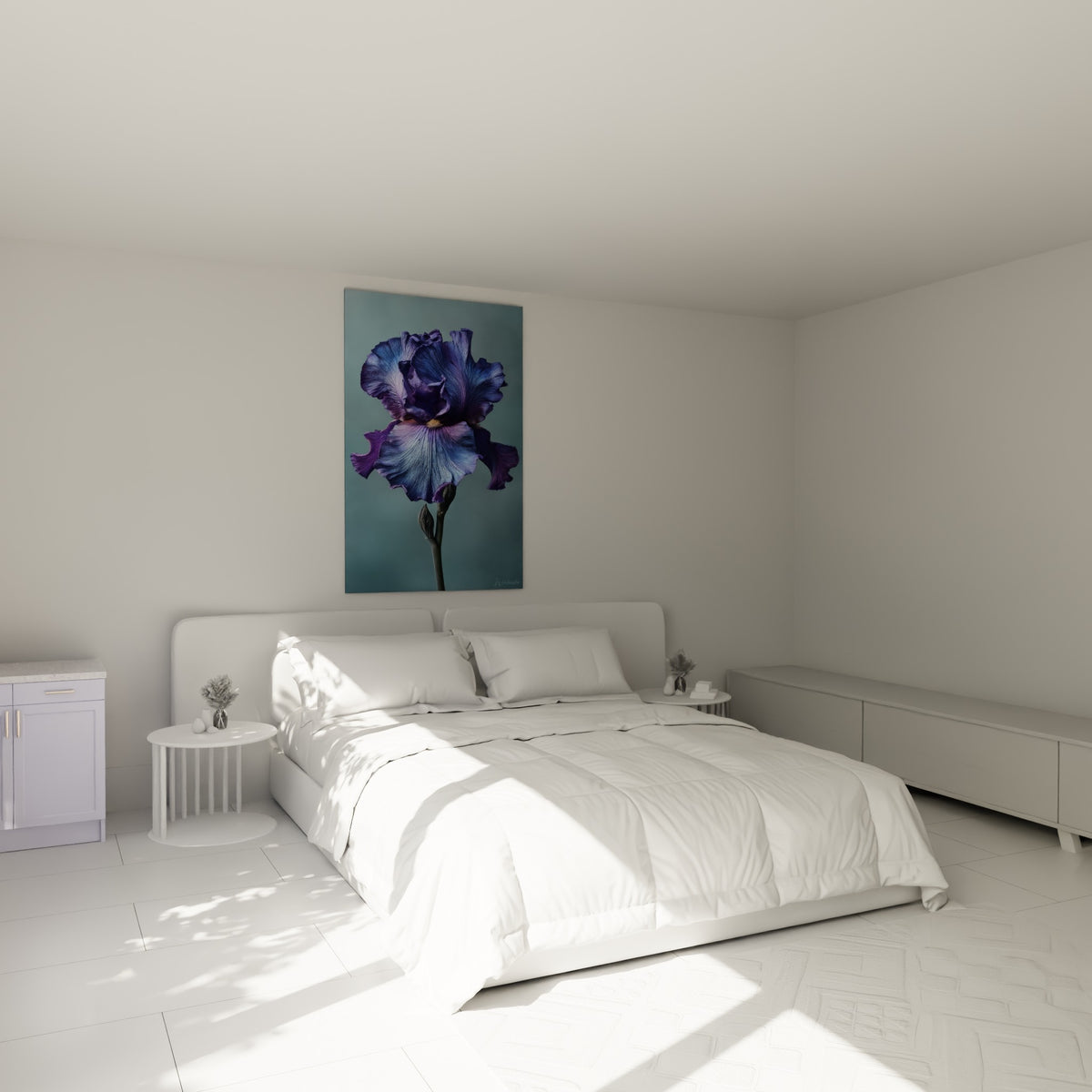 Fleur d'iris violette et bleu pastel au-dessus d'un lit dans une chambre claire.