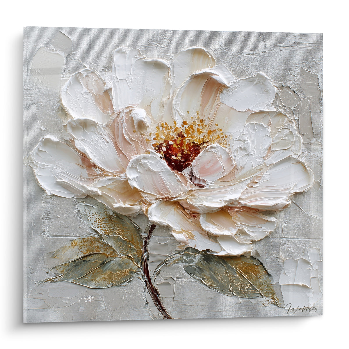 Pivoine blanche et dorée aux pétales sculptés en relief sur fond gris texturé