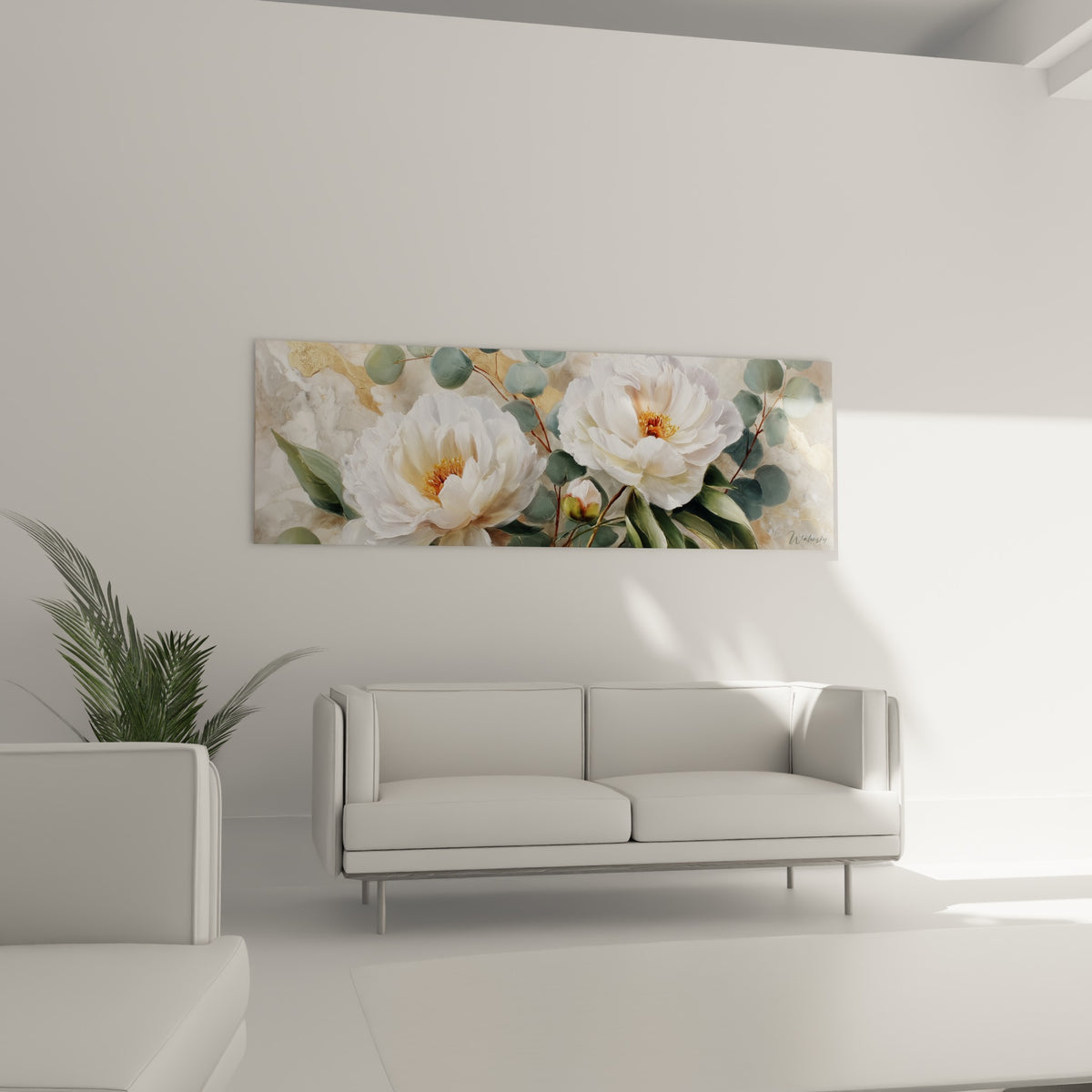 Fleurs de pivoines crème et branches d'eucalyptus vert accrochées au-dessus d'un canapé dans un salon lumineux