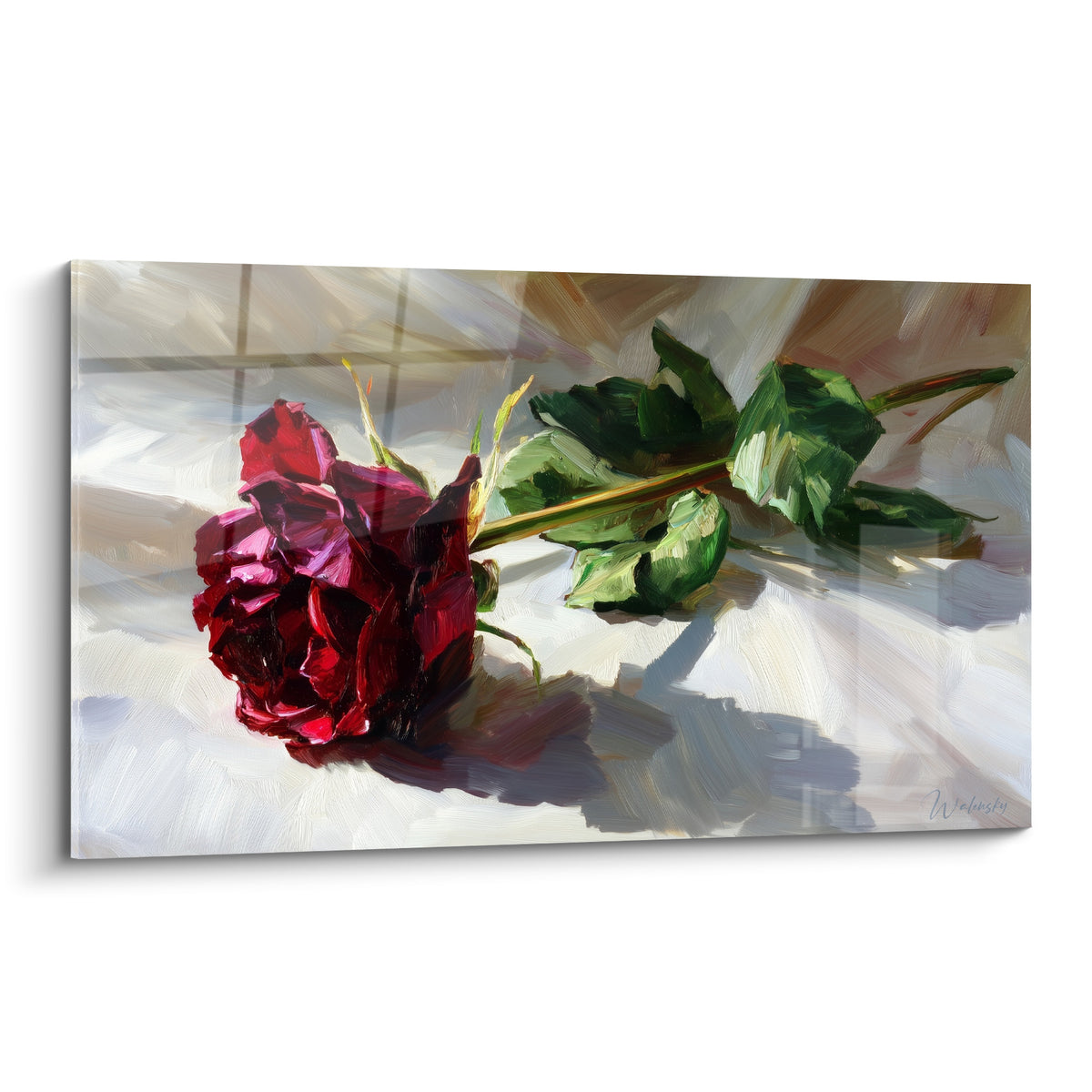 Rose rouge couchée sur tissu blanc, feuillage vert sombre, lumière douce et ombres violettes