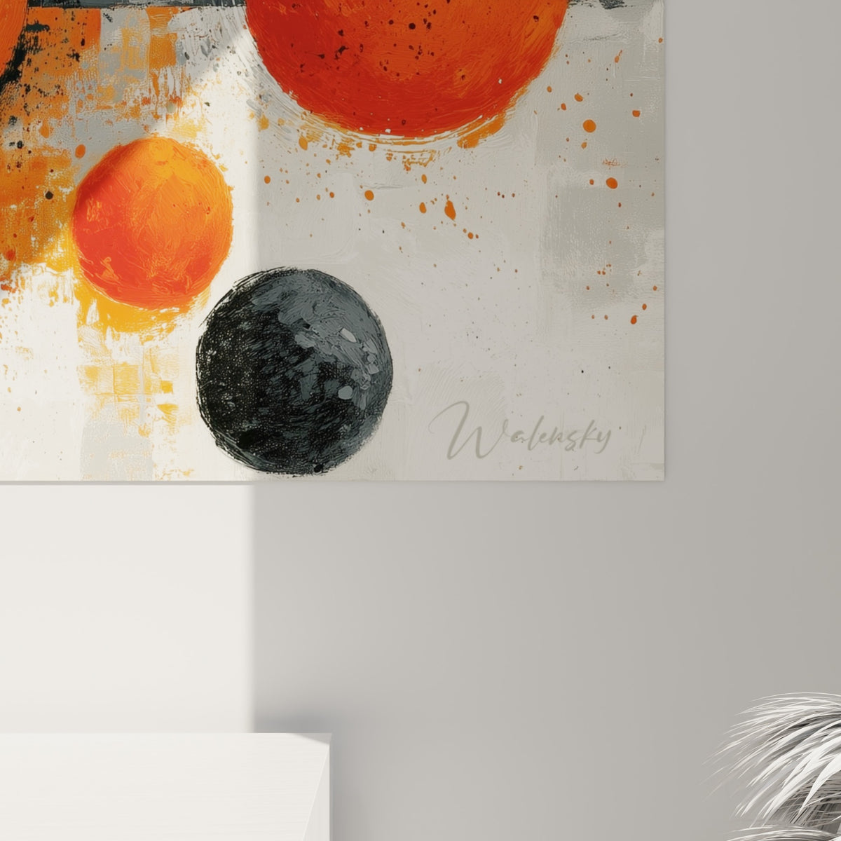 Grain éclaboussé, coulures grises et empâtements orange visibles de près sur ce tableau géometrique abstrait