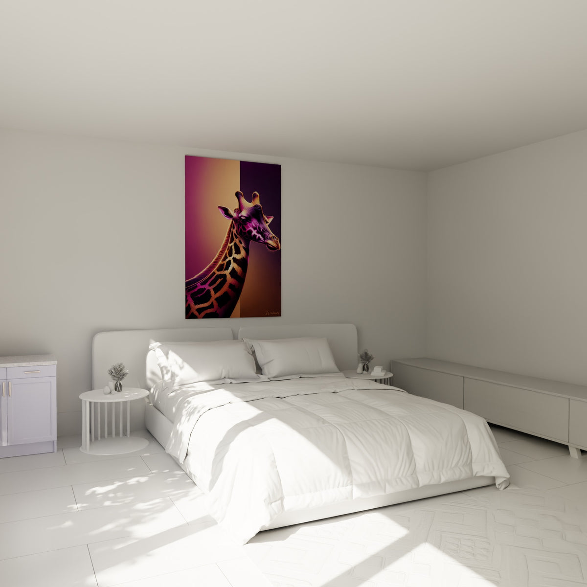 Tête de girafe pourpre et ambrée accrochée au-dessus d'un lit dans une chambre claire