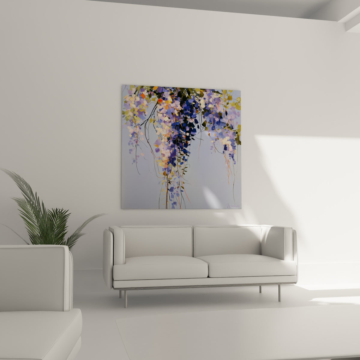 Fleurs de glycine mauve et bleu profond disposées au-dessus d'un canapé dans un salon lumineux
