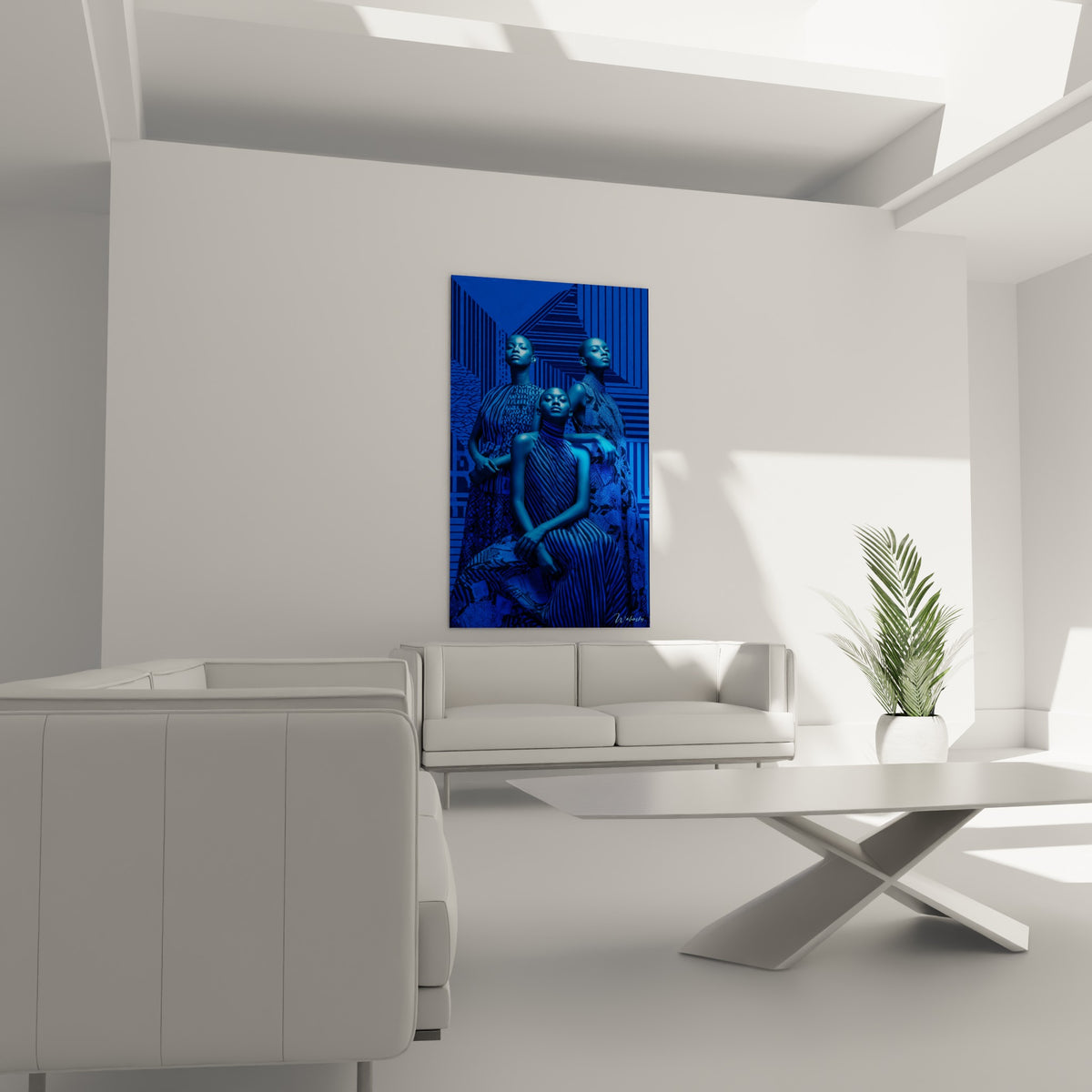 Femmes sculpturales en bleu électrique et ocre foncé, tableau haute couture au-dessus d'un canapé dans un salon lumineux