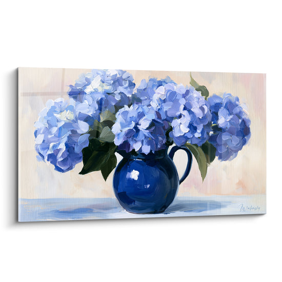 Hortensias bleu pastel et pichet bleu marine peints à l'huile, pétales texturés et feuillage vert olive