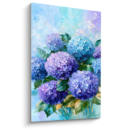 Hortensia bleu et violet peint en relief, feuillage vert profond, fond ciel nuageux pastel