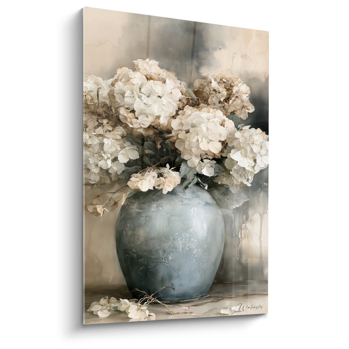 Hortensias blancs fanés dans un vase bleu patiné, fond beige et gris estompé en aquarelle