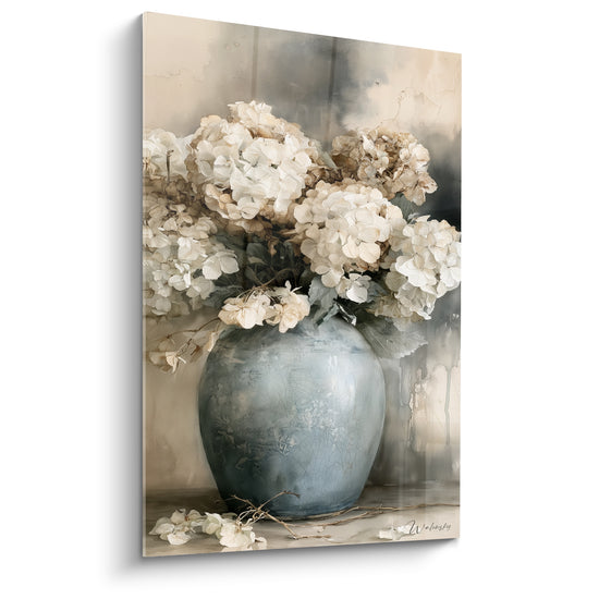 Hortensias blancs fanés dans un vase bleu patiné, fond beige et gris estompé en aquarelle