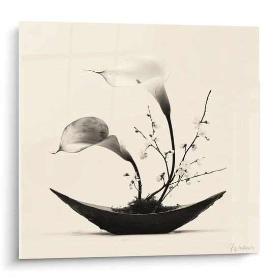 Composition florale ikebana monochrome dans vase noir, tons sepia et beiges sur fond creme
