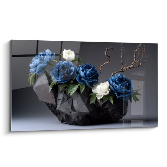 Composition florale Ikebana avec pivoines bleues et blanches sur roche volcanique noire, branches de saule, fond gris