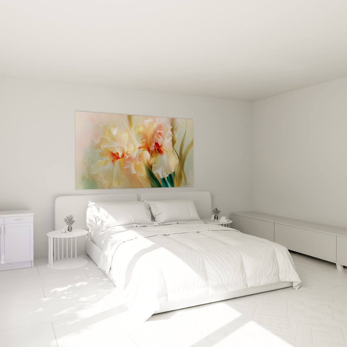 Fleurs d'iris pêche et doré déployées avec grâce, au-dessus d'un lit dans une chambre claire
