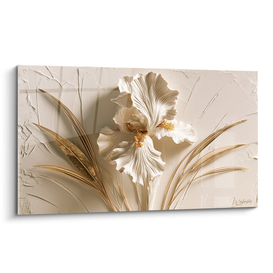 Iris ivoire sculpté aux feuilles dorées, relief texturé sur fond crème mat