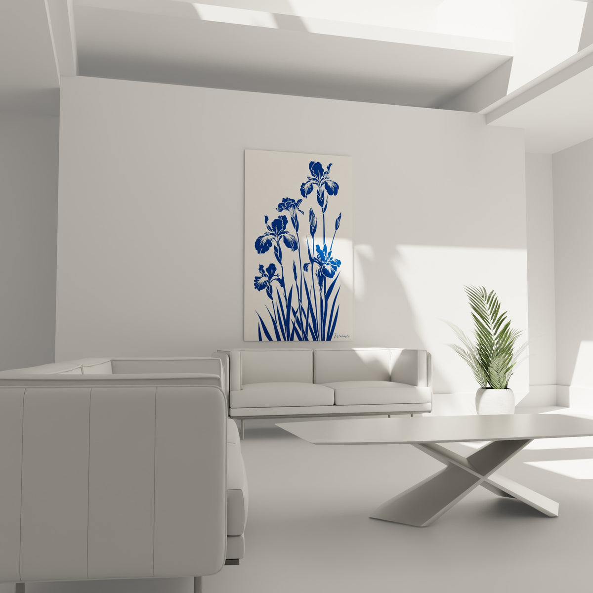 Silhouette florale bleu marine et crème positionnée au-dessus d'un canapé dans un salon lumineux