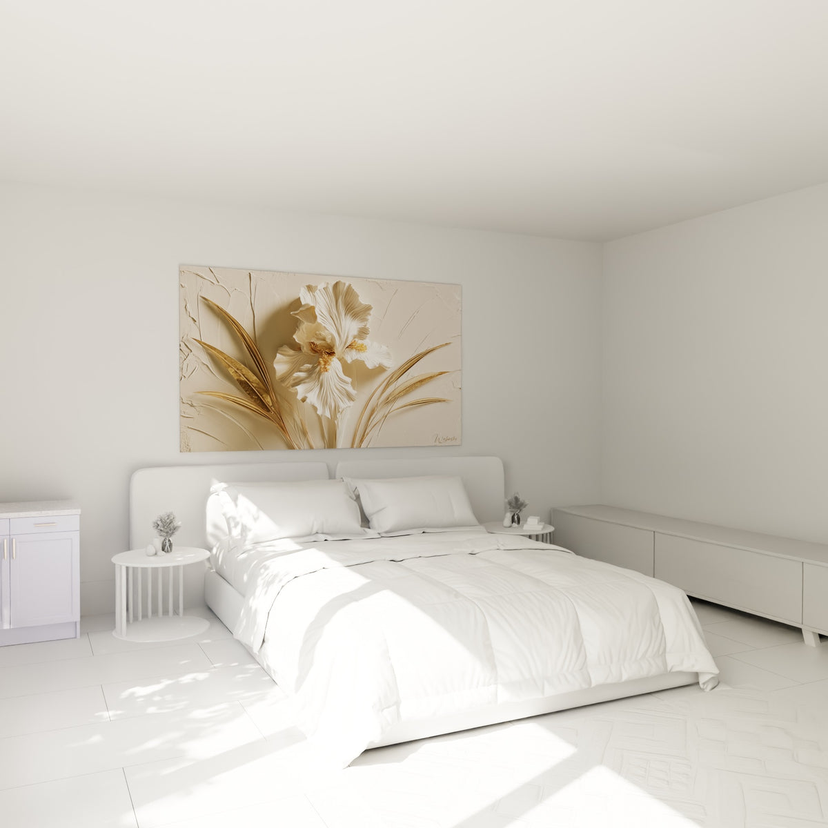 Fleur d'Iris ivoire et dorée en relief, accrochée au-dessus d'un lit dans une chambre claire