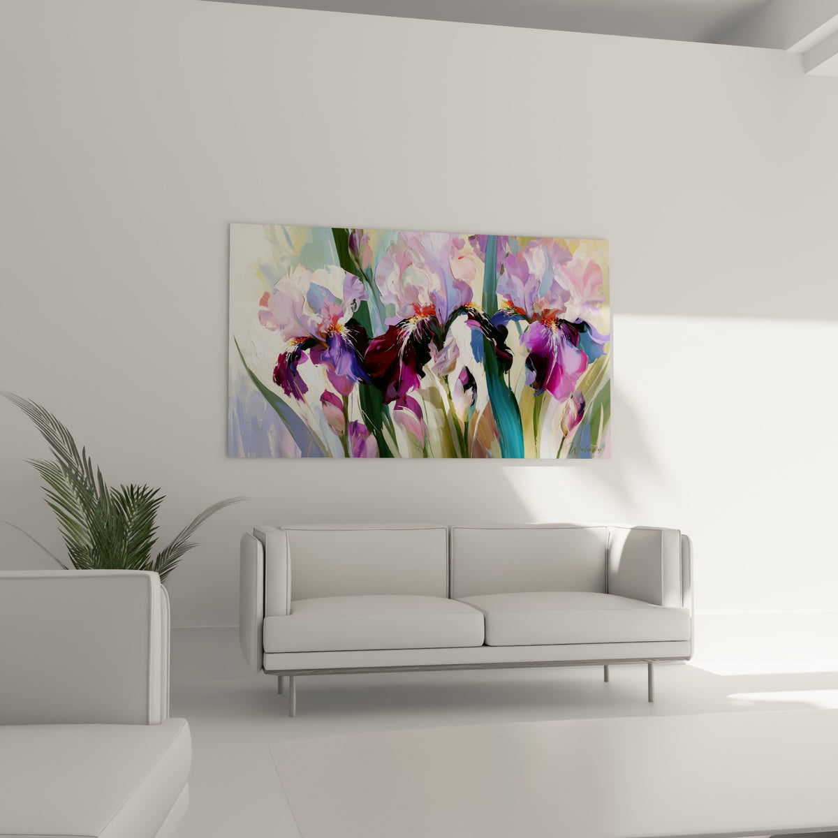 Fleurs d'iris violet et terracotta suspendues au-dessus d'un canapé dans un salon lumineux