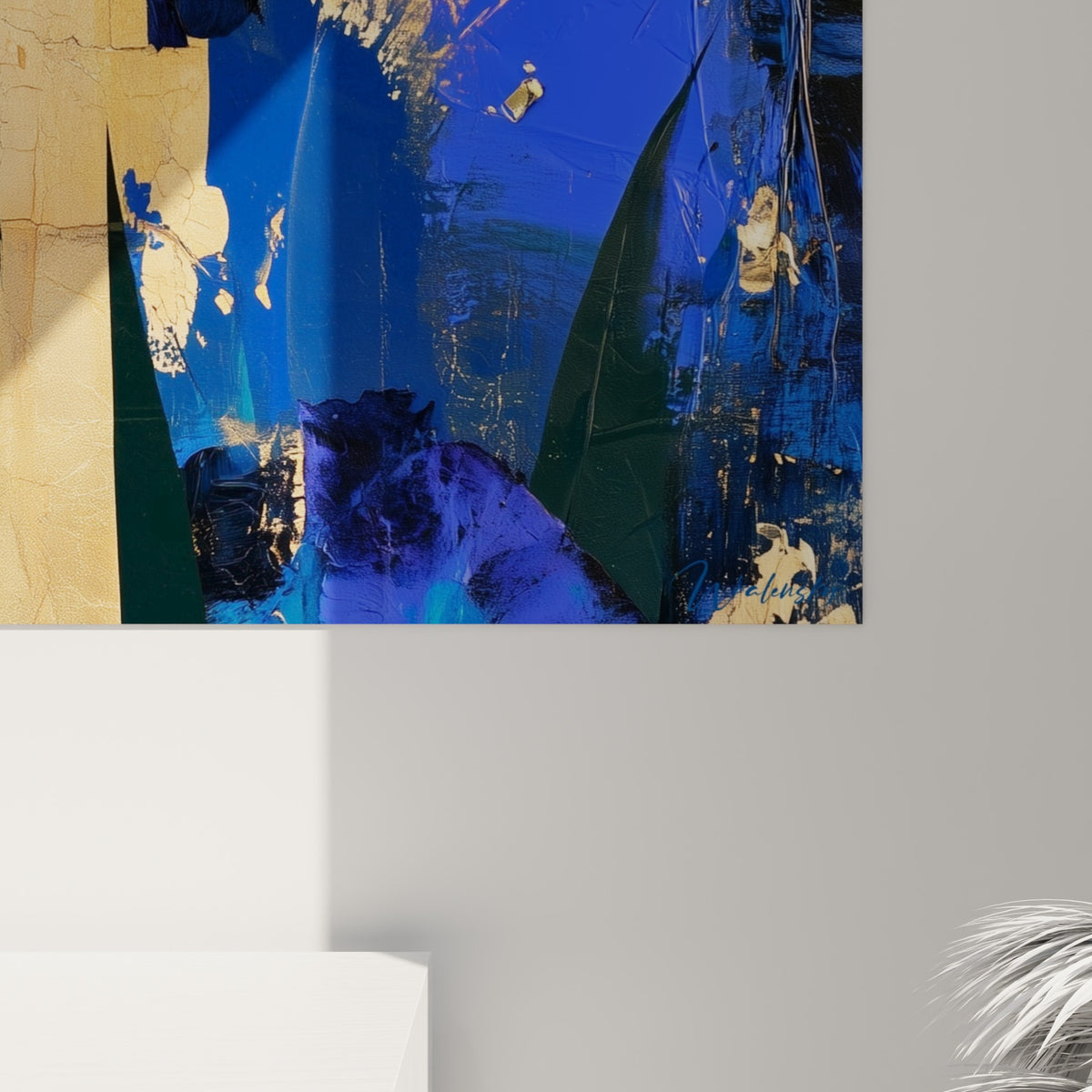 Empâtements bleu marine et coulures dorées craquelées visibles de près sur cette toile d'iris