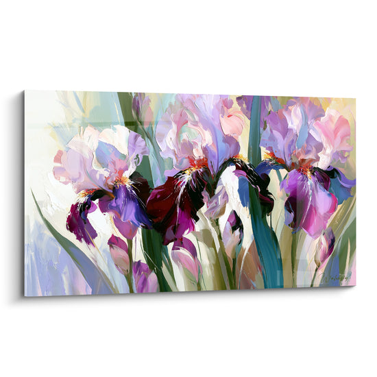 Iris violets et pourpres aux pétales amples peints en empâtements sur fond vert sauge clair