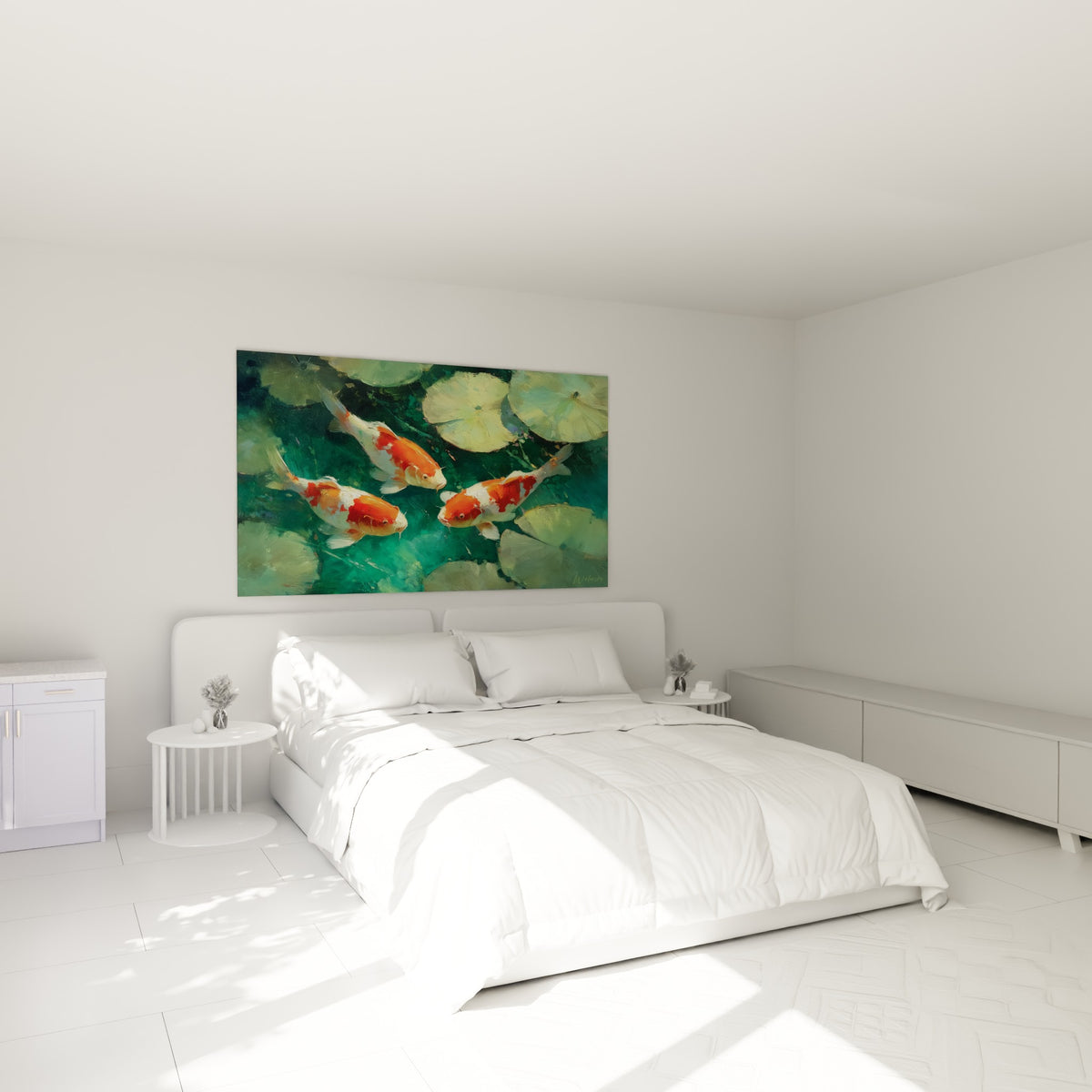 Carpes koï orangées glissant sous des nénuphars verts, accrochées au-dessus d'un lit dans une chambre claire