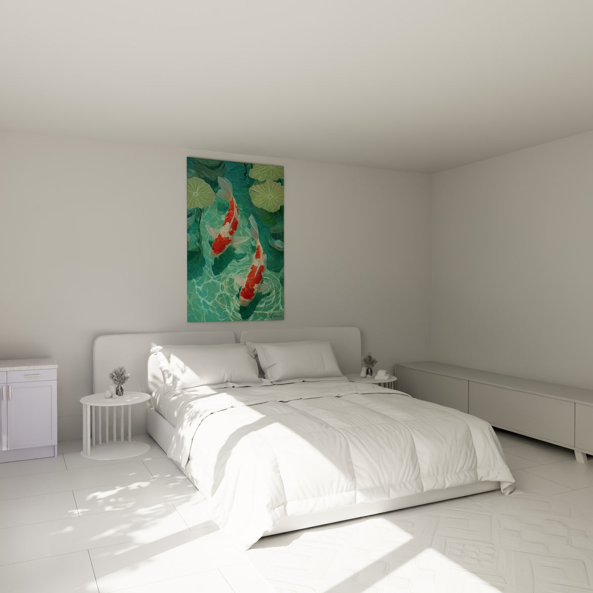 Carpes koï corail et blanches ondulant sur fond turquoise, accrochées au-dessus d'un lit dans une chambre claire